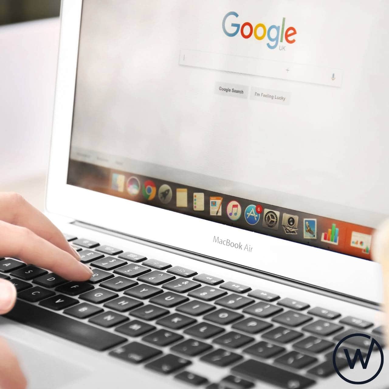 Captura de pantalla de Google Maps con negocios locales destacados