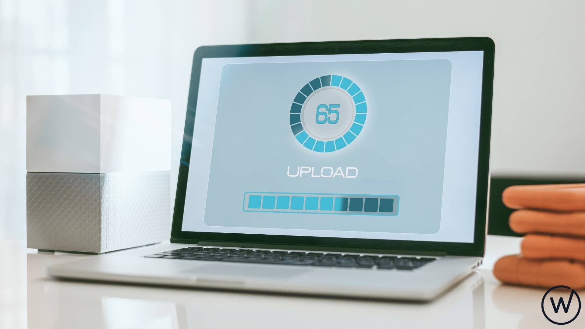 Pantalla de ordenador con checklist y elementos de diseño web alrededor
