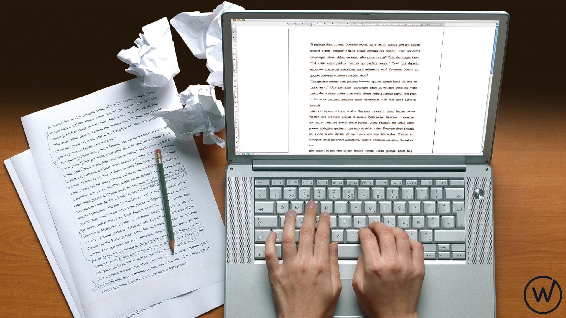 Persona frente al ordenador usando herramientas de inteligencia artificial para redactar textos web