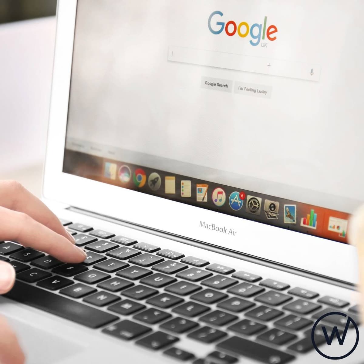 Captura de pantalla de Google Maps con negocios locales destacados