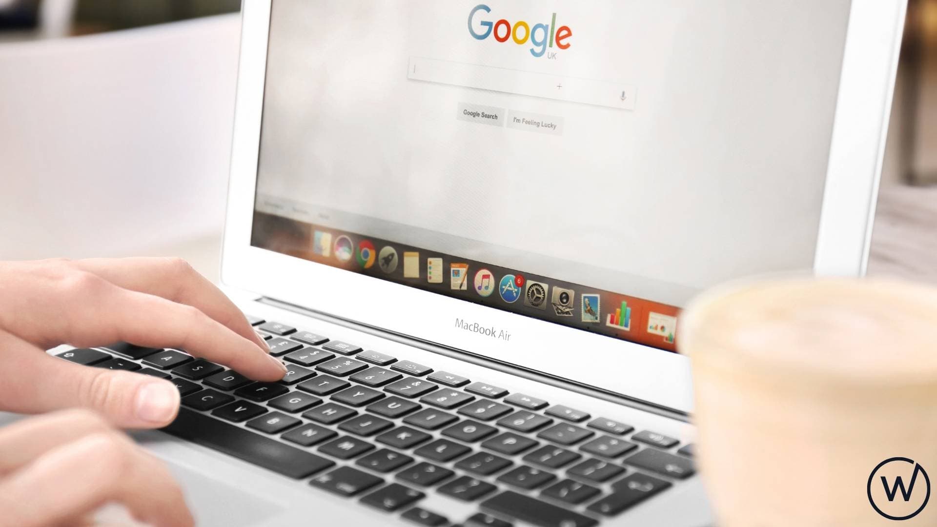 Captura de pantalla de Google Maps con negocios locales destacados