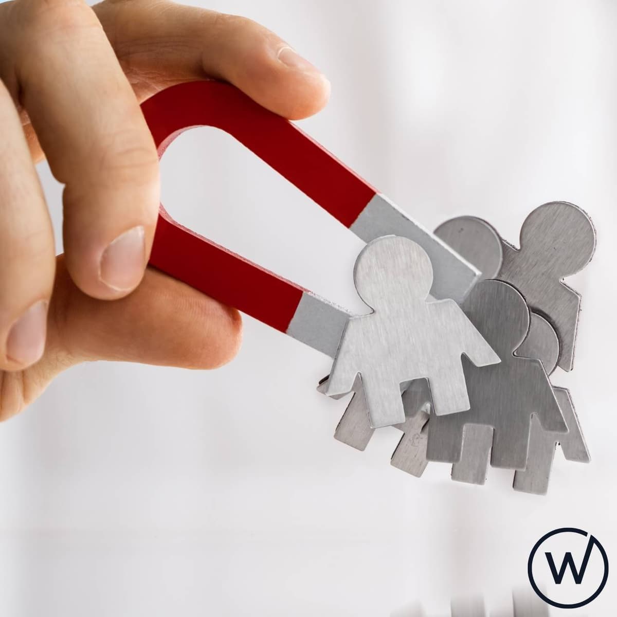 Ilustración de un imán atrayendo usuarios hacia una web profesional de Medraweb