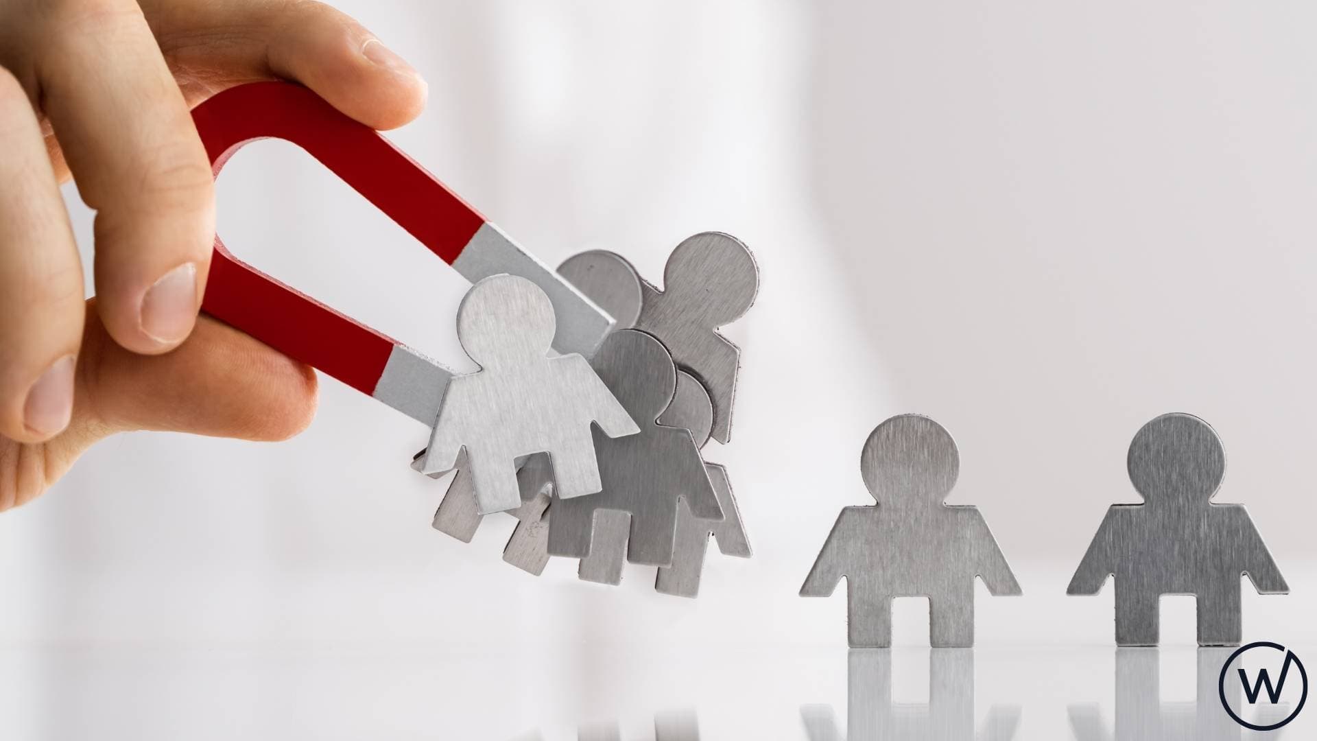 Ilustración de un imán atrayendo usuarios hacia una web profesional de Medraweb